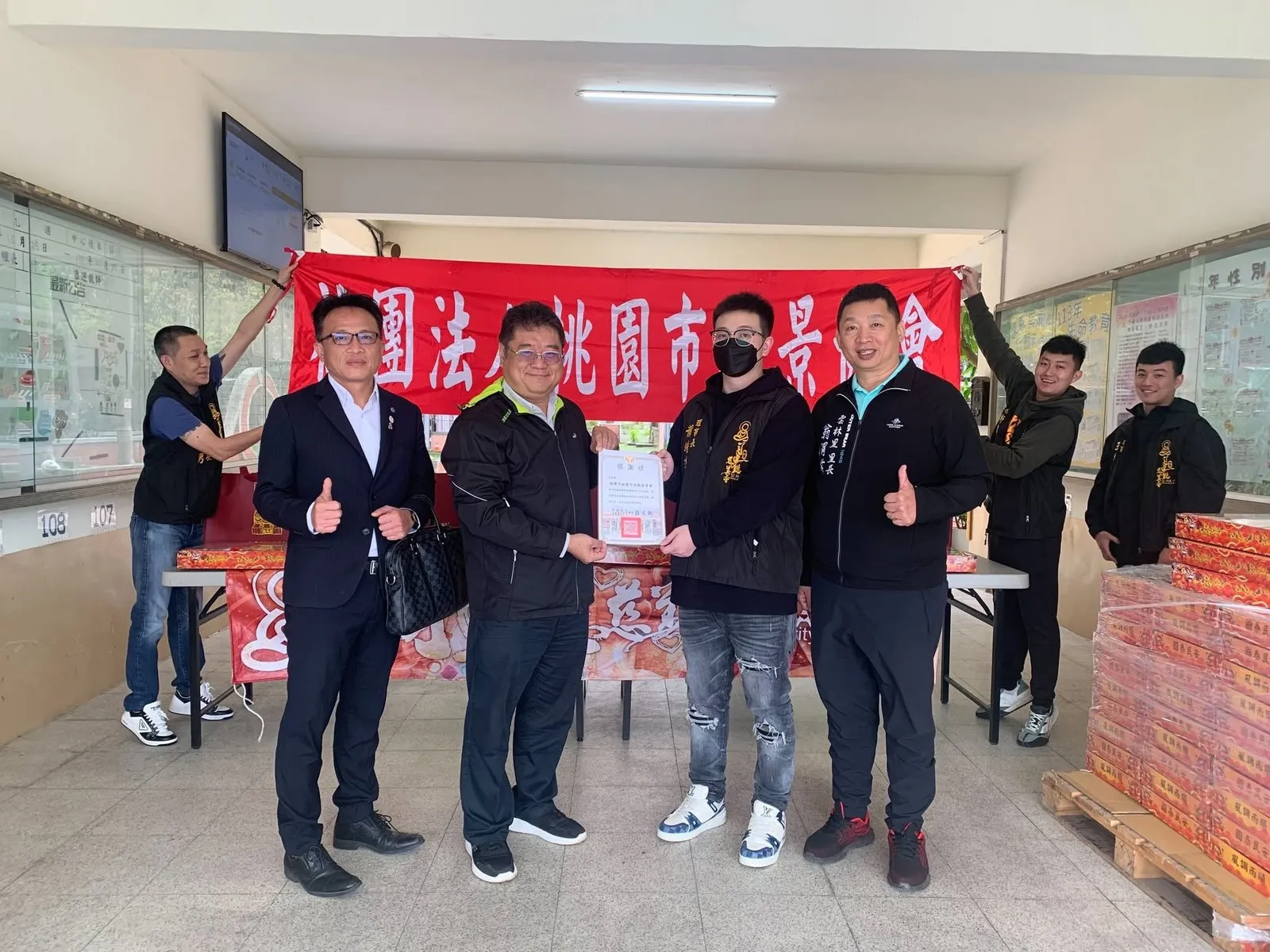 協會代表與校方代表手持感謝狀合影