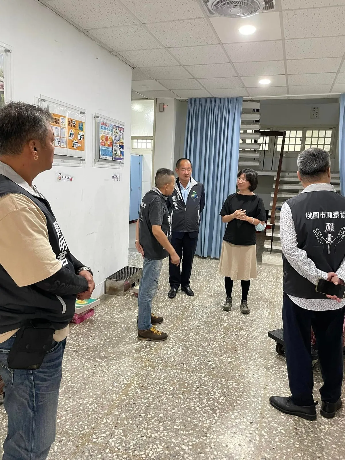 協會幹部與院方人員在兒童村室內交談