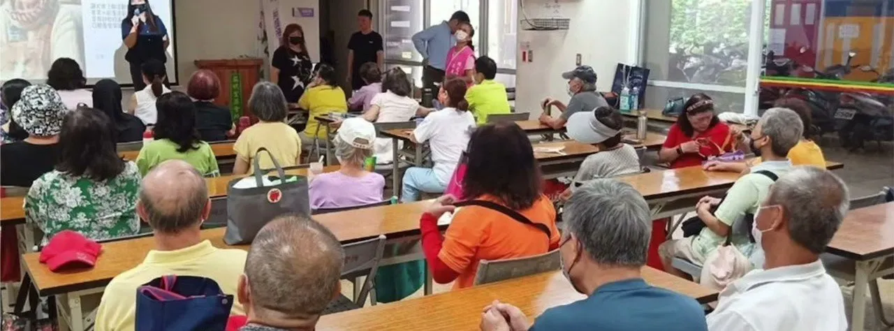 講座現場,長者坐在座位上聽講