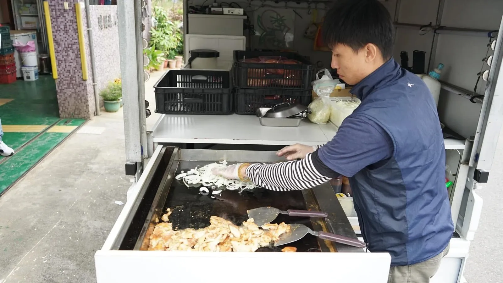 沙威瑪餐車的師傅在鐵板前烤肉