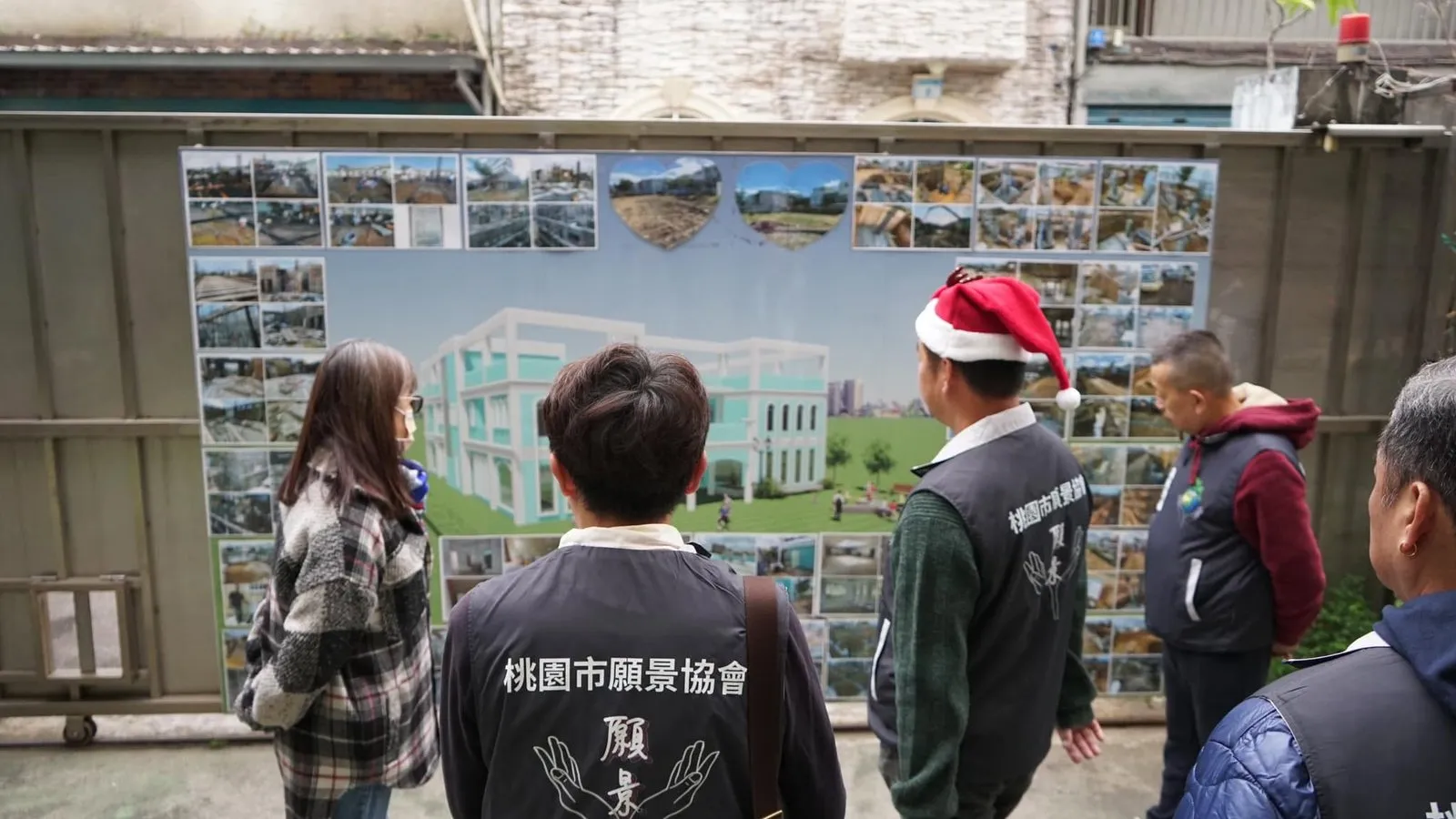 協會成員在照片牆前合影