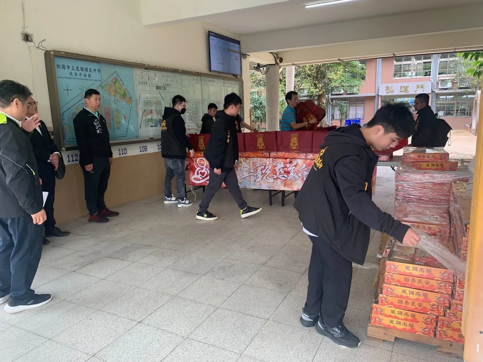協會成員與棧板上的捐贈物資