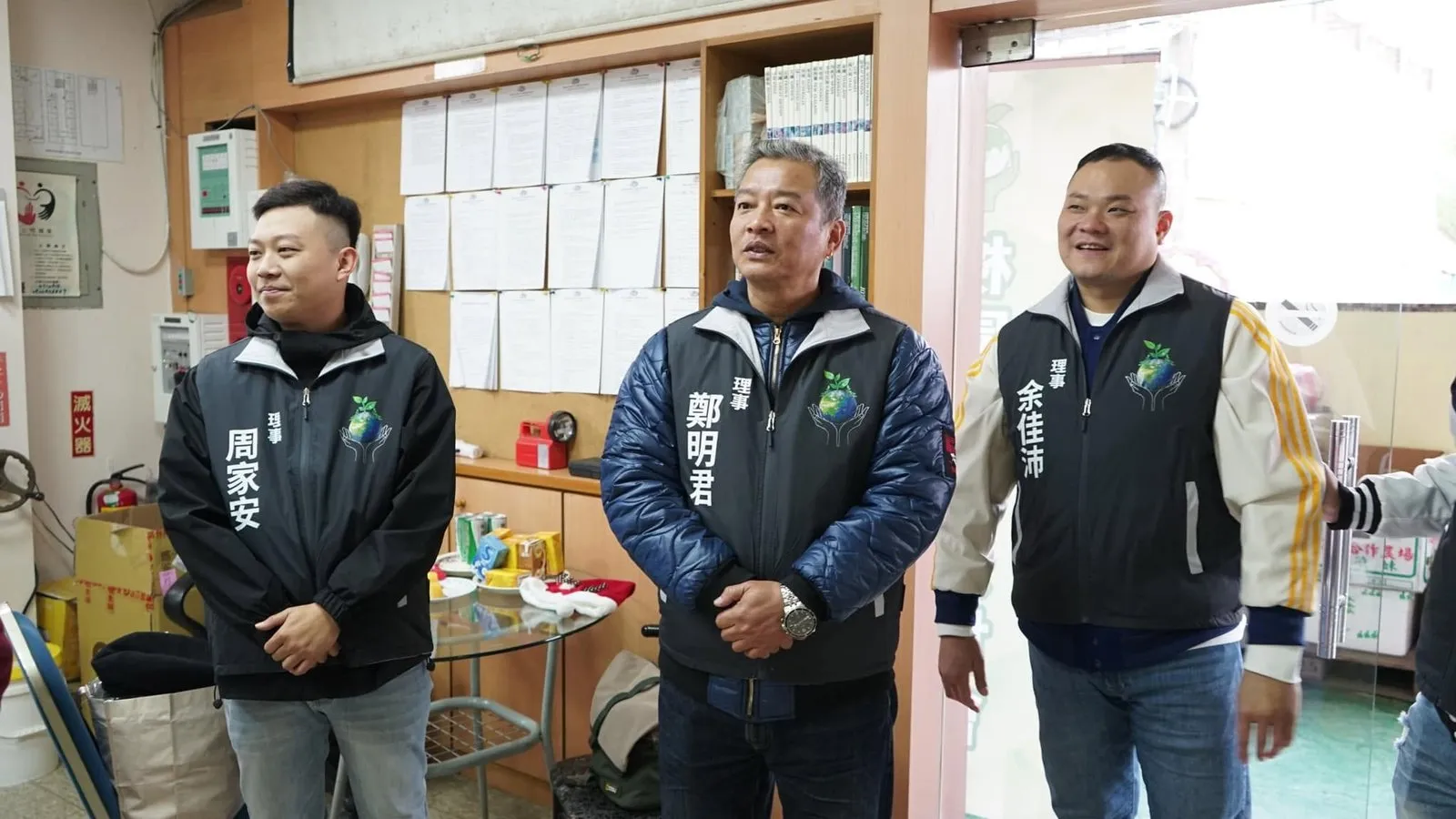 三位協會理監事在院內合影