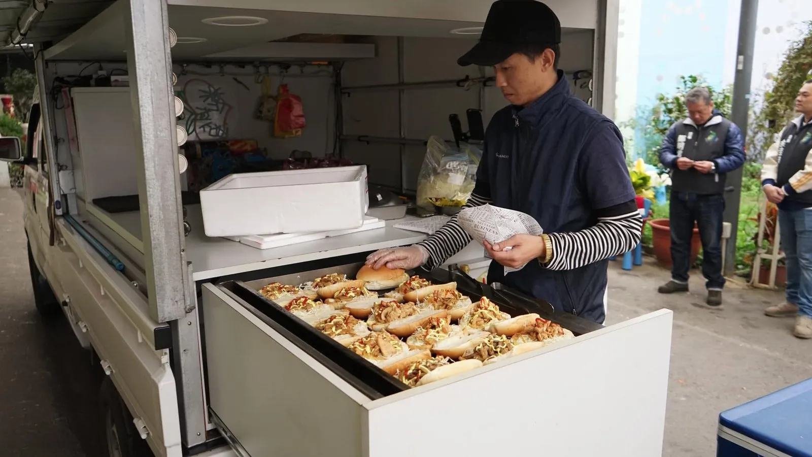 沙威瑪餐車的師傅在餐車上準備餐點