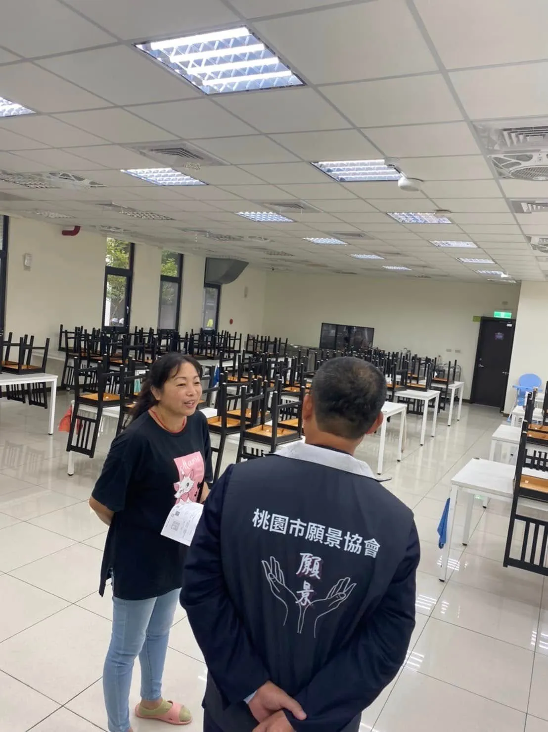 院方人員帶領參觀兒童之家的餐廳
