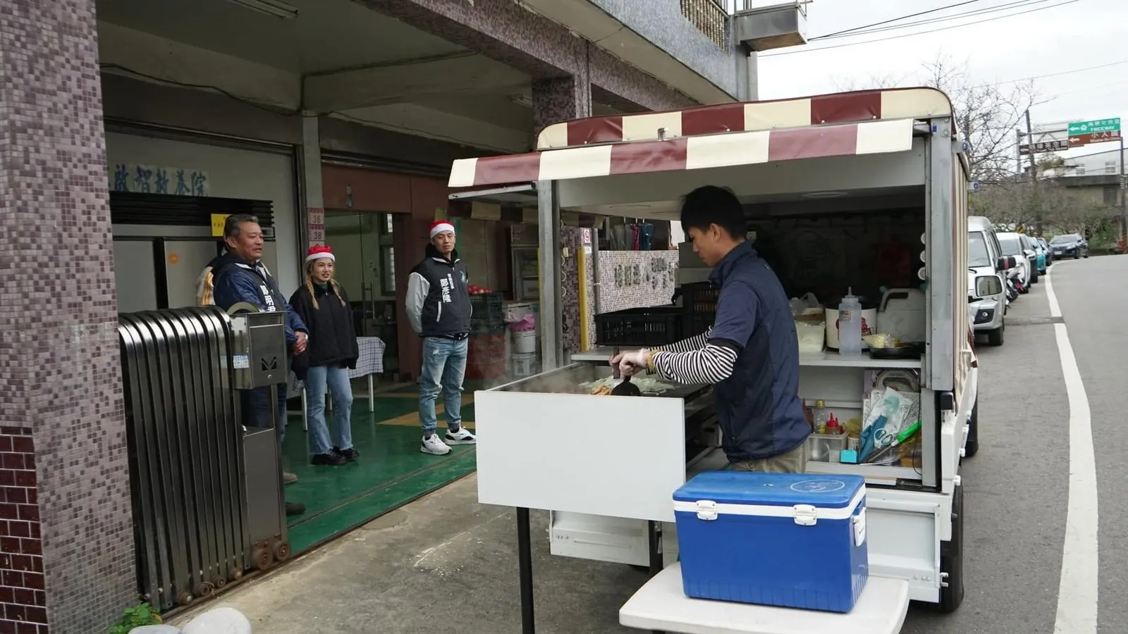 沙威瑪餐車停在教養院外的路邊