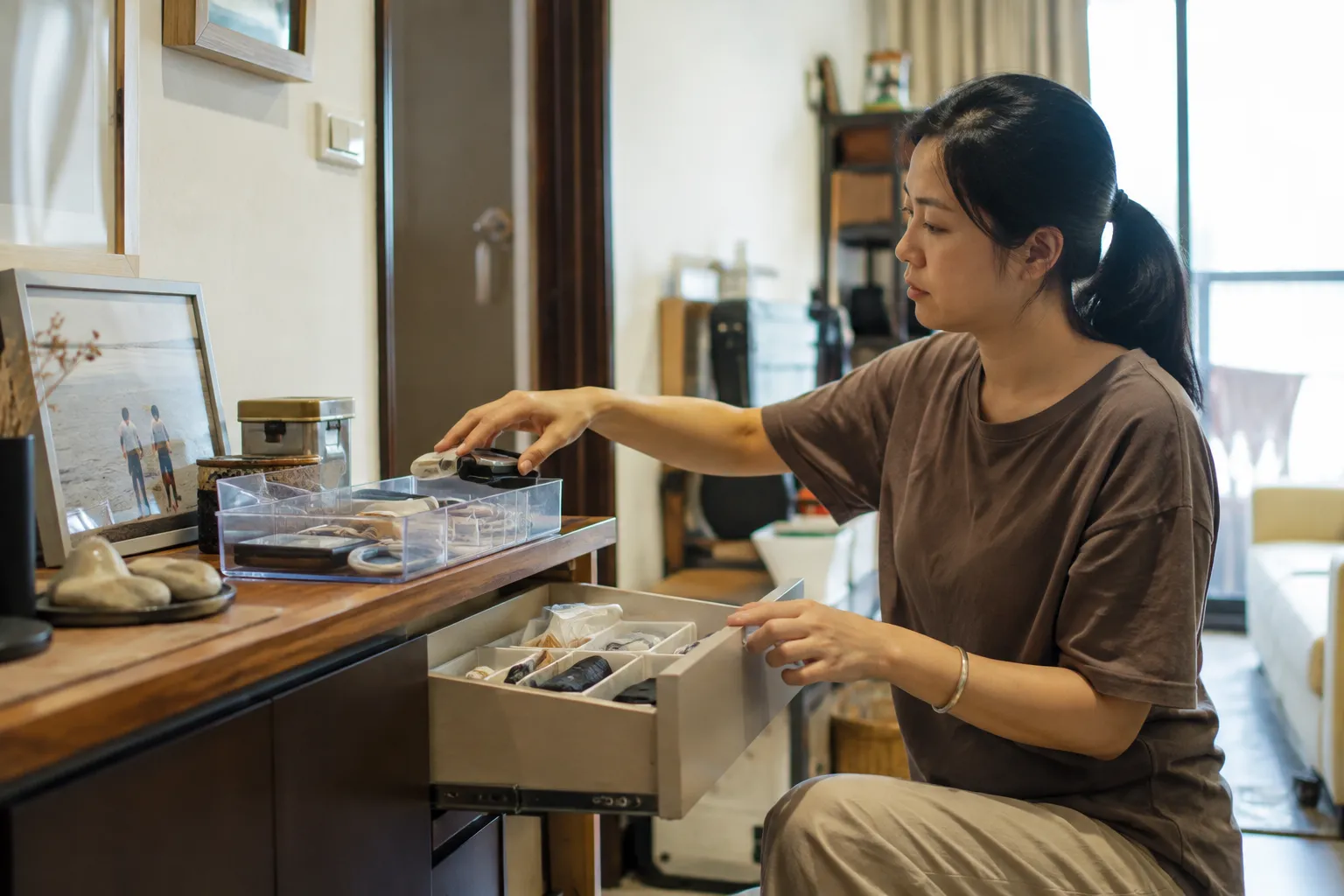 文章〈收納系統，要先配合使用的人〉的居家與物品流動情境封面圖
