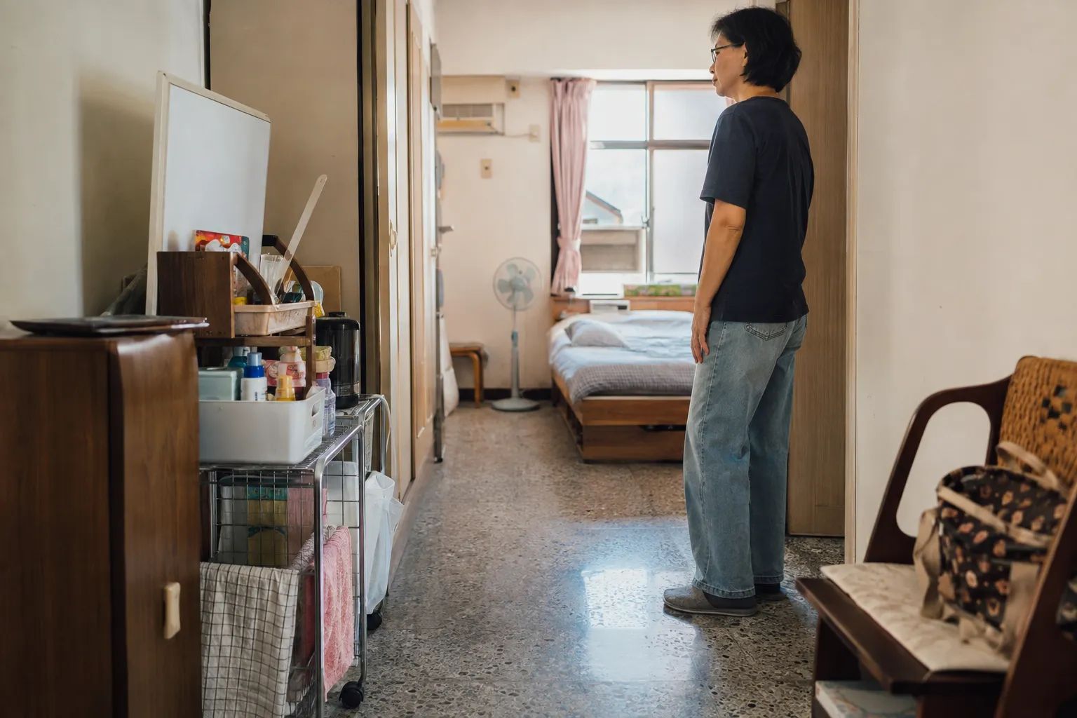 文章〈當家裡不能走、不能睡，第一步不是丟東西〉的居家與物品流動情境封面圖