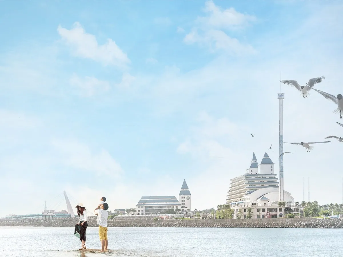 淡水漁人碼頭海景，遠處是船型旅館建築與情人塔